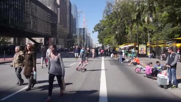 Man Riding Three Wheel Scooter Dokonywanie Liczb Ruchliwej Ulicy Static — Wideo stockowe