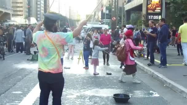 Dolu Sokakta Sakallı Adam Büyük Baloncuk Yapıyor Parazit Yavaş Hareket — Stok video