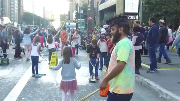 Küçük Kızın Yanında Sakallı Bir Adam Busy Street Büyük Bir — Stok video