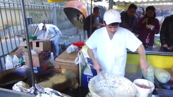 Männer Kochen Imbissstand Handheld — Stockvideo