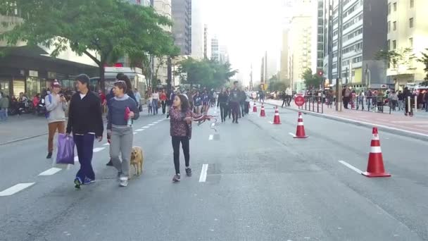 Anne Kızı Güneşli Meşgul Sokakta Yürüyor Statik Yavaş Hareket — Stok video