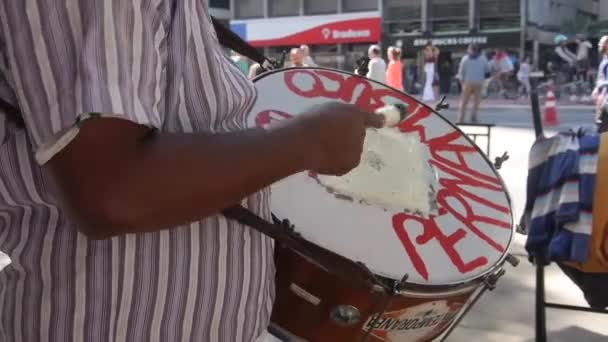 Zenész Használ Egy Brazil Caxia Dob Közben Jam Session Utcán — Stock videók