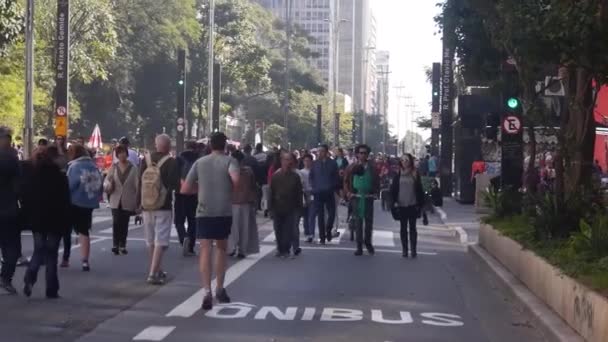 Passagem Corredor Casal Segurando Seu Filho Uma Rua Movimentada Estático — Vídeo de Stock