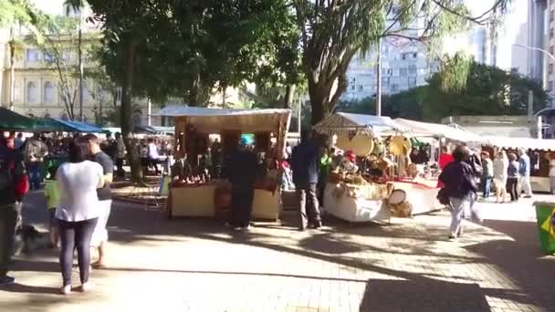 Lidé Sunny Street Obklopen Obchody Umělce Stojany Pan Zprava Doleva — Stock video