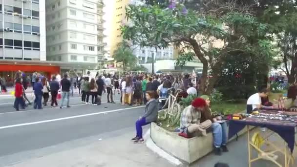 Menschen Der Nähe Von Schmuck Stehen Auf Der Straße Schieben — Stockvideo