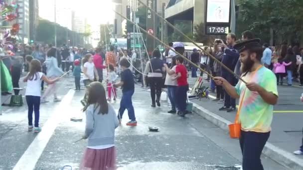 People Making Big Bubbles Walking Busy Street Static Slow Motion — Stock Video