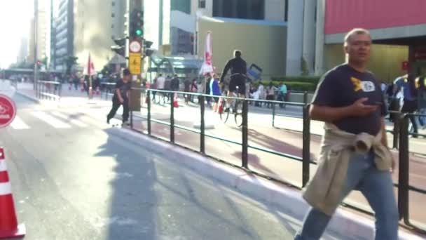 Люди Ходять Катаються Лижах Вулиці Під Сонцем Статичним Рухом — стокове відео