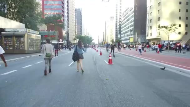 Pessoas Andando Pelas Traseiras Rua Deslize Para Frente — Vídeo de Stock