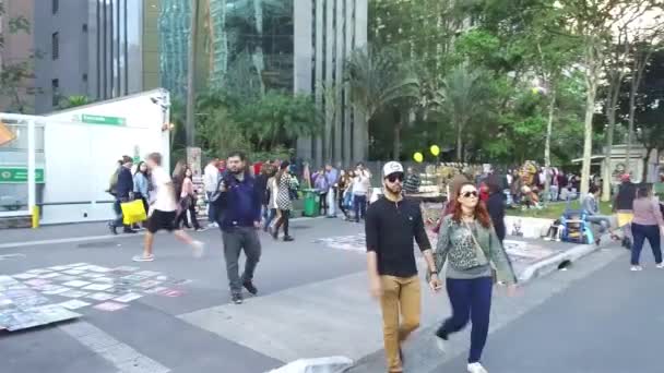 Люди Идущие Оживленной Улице Pan Слева Направо — стоковое видео