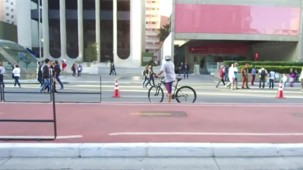 Pessoas Caminhando Perto Edifícios Slide Direita Para Esquerda — Vídeo de Stock