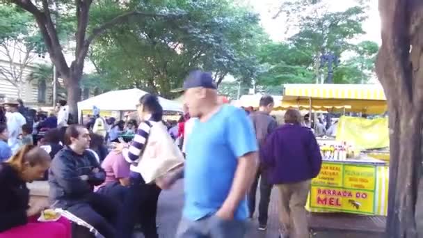 Menschen Gehen Der Nähe Von Marktständen Folie Nach Vorne — Stockvideo