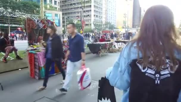 Busy Street Yakınlarda Yürüyen Nsanlar Leriye Kayıyor — Stok video