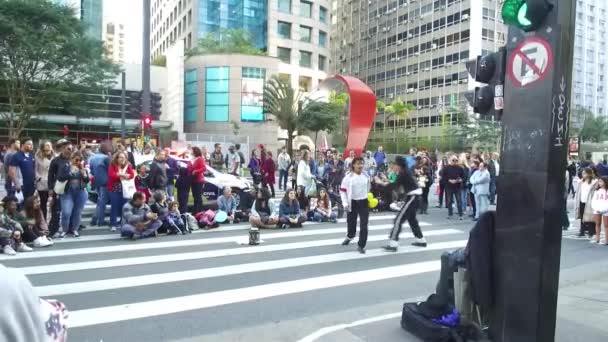 Actuando Como Michael Jackson Rodeado Multitud Calle Cerca Luz Estático — Vídeos de Stock