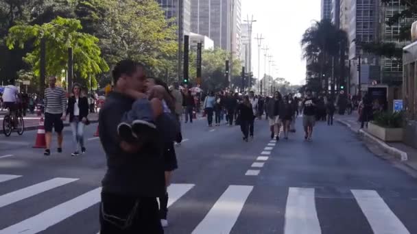 Δρομέας Και Άνθρωποι Που Περπατούν Στην Πολυσύχναστη Οδό Στατικός — Αρχείο Βίντεο
