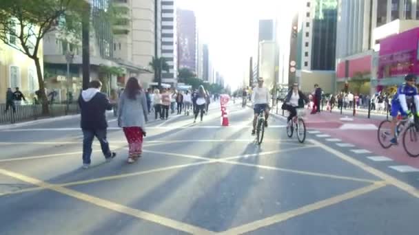 Avenida Paulista Caddesi Ndeki Insanlar Bisikletli Güneş Işını Binaları Ileri — Stok video