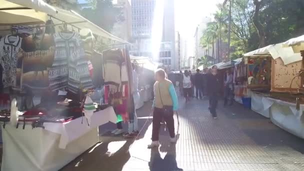 Sonnenstrahl Über Menschen Die Der Nähe Von Marktständen Gehen Folie — Stockvideo