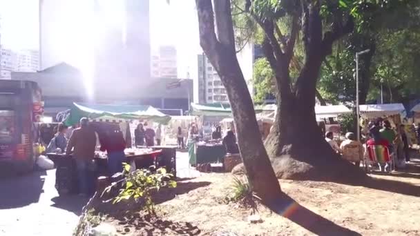 Rayo Sol Brillando Sobre Gente Mercado Exterior Pan Derecha Izquierda — Vídeos de Stock