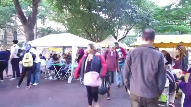 Omringd Door Mensen Die Buurt Van Marktplaatsen Lopen Schuif Voorwaarts — Stockvideo