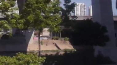 Yol ve ağaçlarla dolu bir köprünün altından geçmek, sola kaymak, sağa kaymak, sağa kaymak.