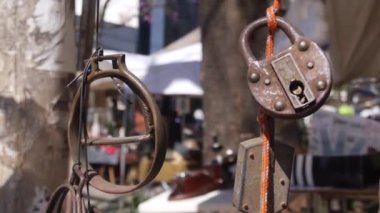 İplikte asılı Paslı Kilitler - Parazit - Soldan sağa hafif kaydırma