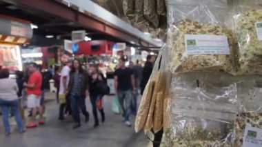 Kapalı markette keskin baharatlar yürüyenleri bulanıklaştırmak için - Pan - Sağdan sola