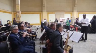 Trompet ve Rüzgar Aracı Oyuncuları Orkestra 'dan Static, sonra Zoom