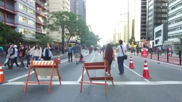 Wandelen Voorbij Bouw Borden Busy Street Slide Forward — Stockvideo
