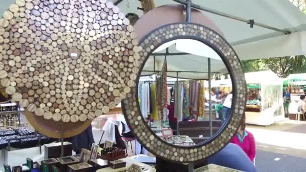 Pemandangan Toko Pasar Dekat Dalam Cermin Bundar Meluncur Kiri Kanan — Stok Video