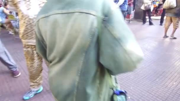 Das Tragen Einer Jeansjacke Der Nähe Der Menschenmenge Essensstand Folie — Stockvideo