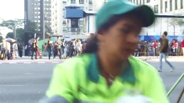 Vrouw Gooit Vuilnis Weg Sao Paulo Uniform Pan Links Naar — Stockvideo