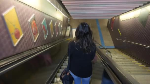 Mujeres Bajando Por Una Escalera Mecánica Entrando Una Estación Metro — Vídeo de stock