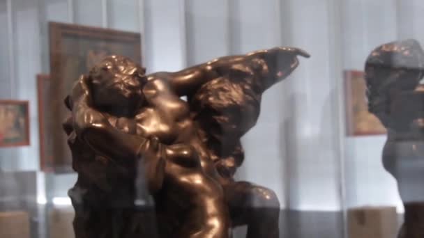 Bronze Statue Exposition Glass Reflecting Man Walking Slide Left Right — Vídeos de Stock