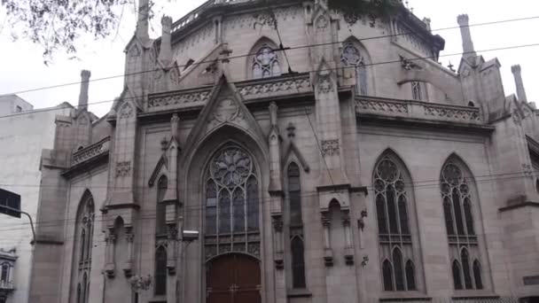 교회보기 지나가는 보행자들 거리에서 바라봄 — 비디오