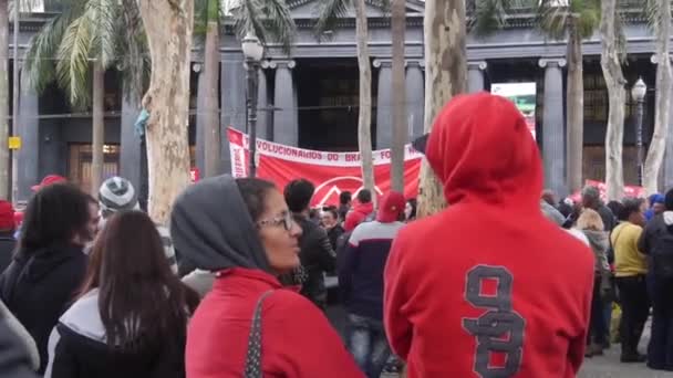 Conversation Lady Man Wearing Red Crowd Front Stage Palm Trees — Stock Video