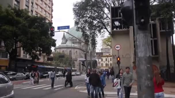 Gente Que Cruza Calle Monumento Parte Trasera Estático Luego Zoom — Vídeos de Stock