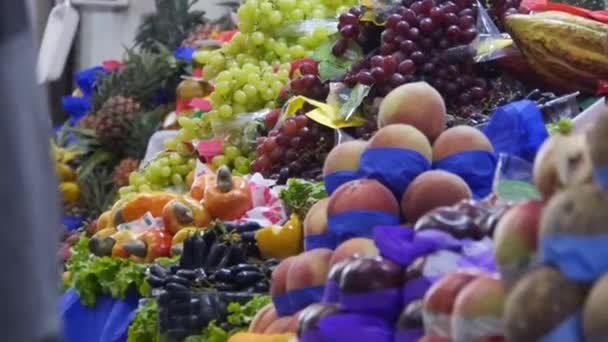 Obst Auf Dem Indoor Marktstand Großaufnahme Dann Zoom — Stockvideo