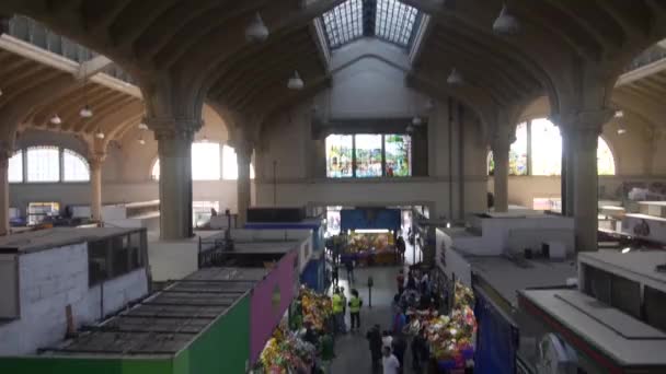 Rooftop People Walking Indoors Market Tilt — стоковое видео