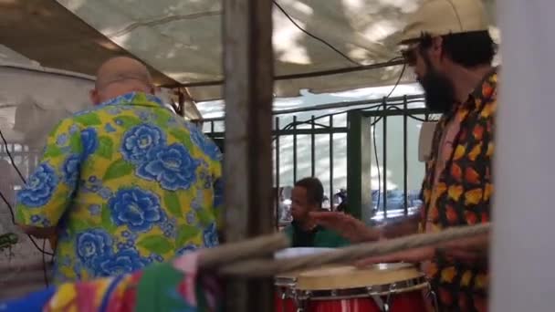 Hudebník Hraje Červené Brazilské Bicí Zblízka Pak Přiblížit Zaostřit — Stock video