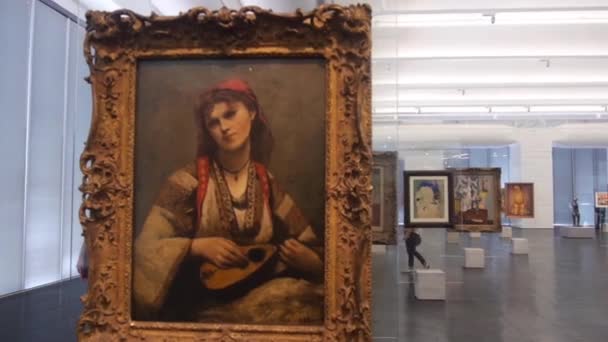 Pinturas Museu Velho Mulheres Expostas Vidro Pan Esquerda Para Direita — Vídeo de Stock