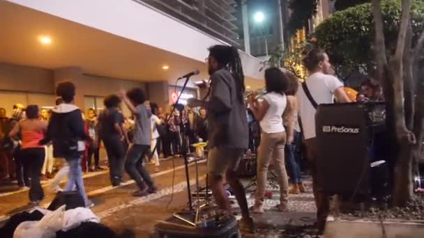 Μουσικοί Που Παίζουν Βραζιλιάνικο Τραγούδι Και Τραγουδιστής Που Παίζουν Shaker — Αρχείο Βίντεο