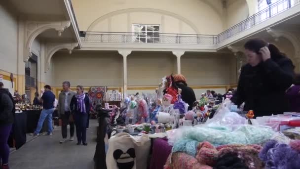 People Walking Looking Items Colorful Indoors Market Static — Stockvideo