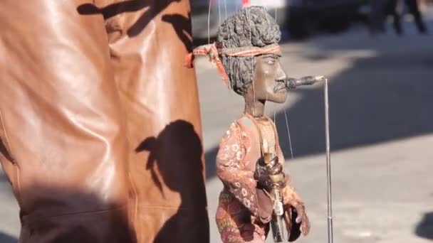 Puppeteer Makes Puppet Play Guitar Street Close Blurry Sharp — Stockvideo