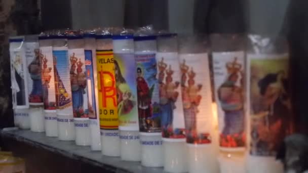 Widok Boku Ciepłe Światło Chrześcijańskich Świec Handheld Slajdów Prawej Lewej — Wideo stockowe