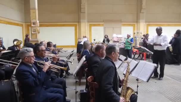 Trompeten Und Blasinstrumentenspieler Aus Dem Orchester Erst Statisch Dann Zoom — Stockvideo