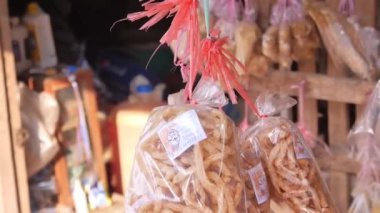 Plastik Torbada Atıştırmalık Dükkan girişinde asılı - İstatik