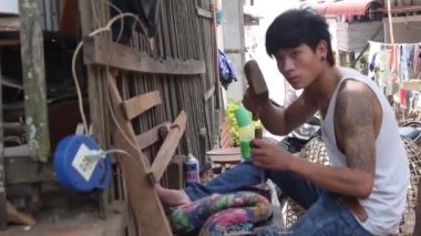 Dövmeli Adam Çekiçleme - El bilgisayarı