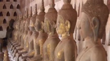 Sokak Yansımalı Başsız Buda Heykelleri Soldan Sağa Kaydır
