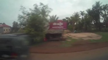 Evlerin önünden geçerken ve Flora Van 'ın arkasından bakarken balık gözü soldan sağa kayıyor.