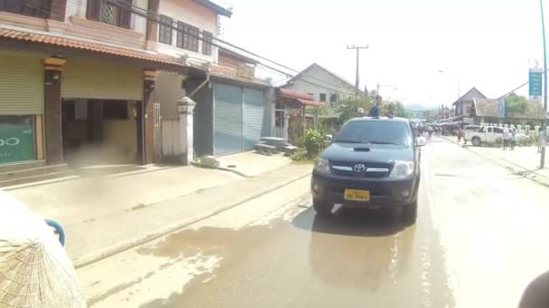 Дети Автомобиле Распыления Воды Вблизи Дороги Слайд Назад — стоковое видео