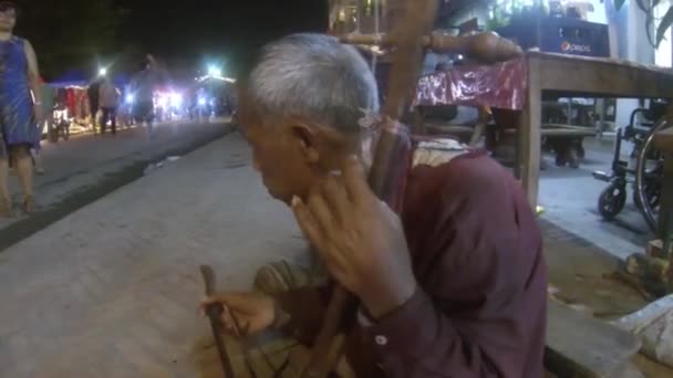 Hombre Tocando Instrumento Tradicional Noche Calle Portátil — Vídeo de stock